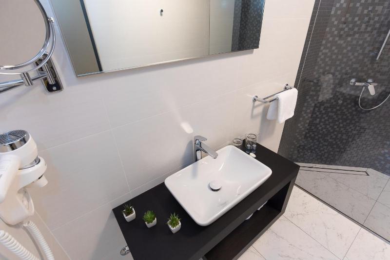 Deluxe Double Room with Balcony and City View image 3