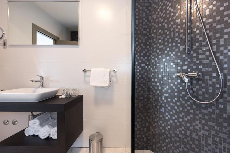 Deluxe Double Room with Balcony and City View image 4
