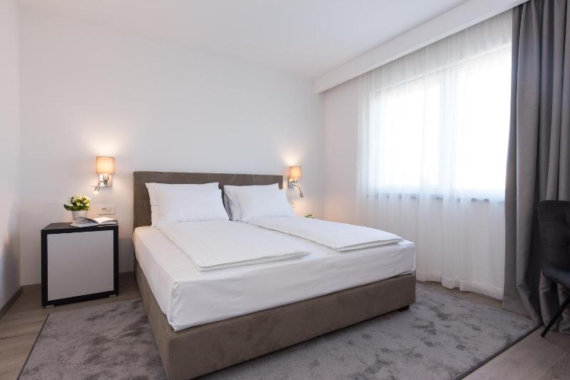 Deluxe Double Room with Balcony and City View image 2