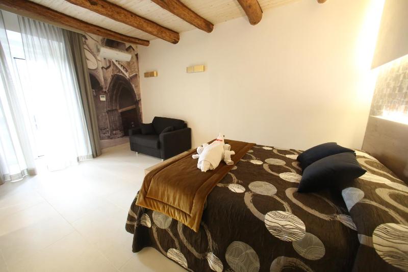 Superior King Room image 4