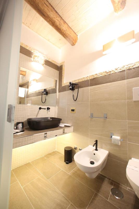 Superior King Room image 3