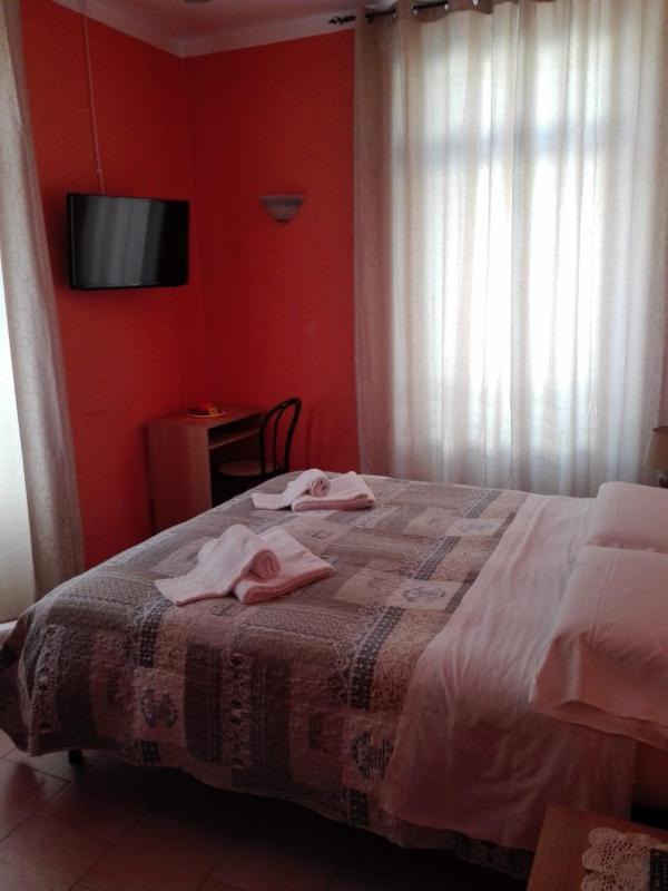 Double Room image 3