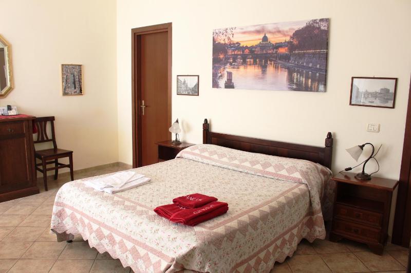 Superior Triple Room image 4