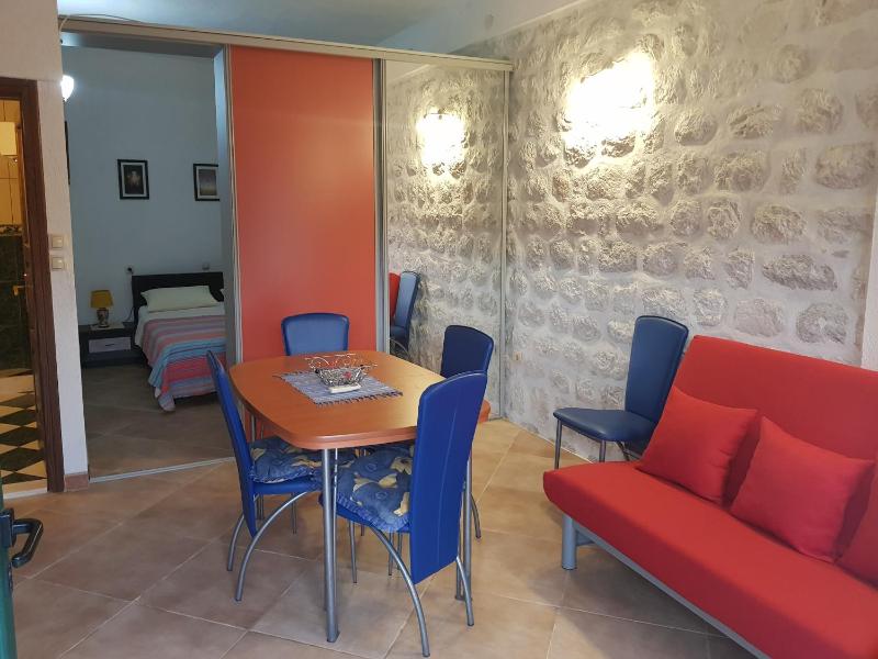One-Bedroom Apartment image 3