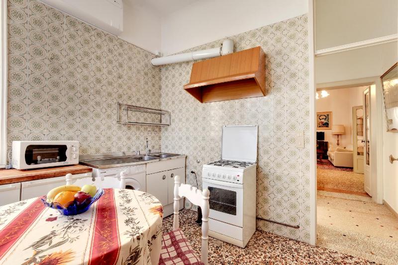 One-Bedroom Apartment image 4