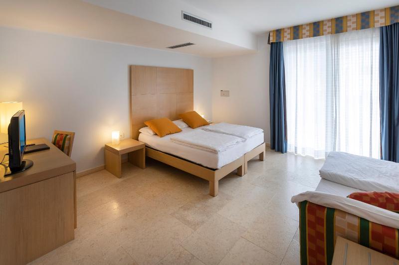 Triple Room with Lake View image 4