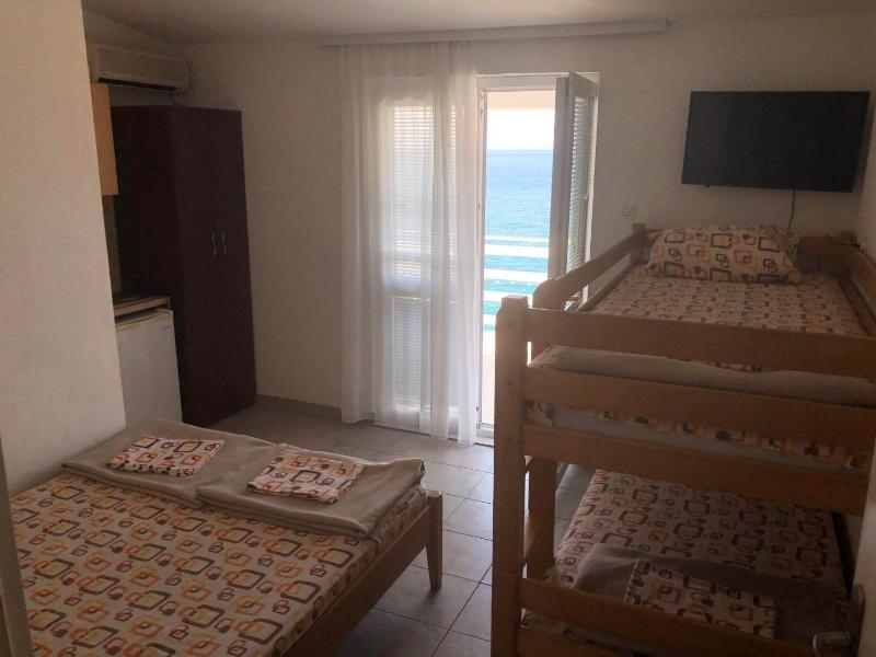 Quadruple Room with Sea View image 2