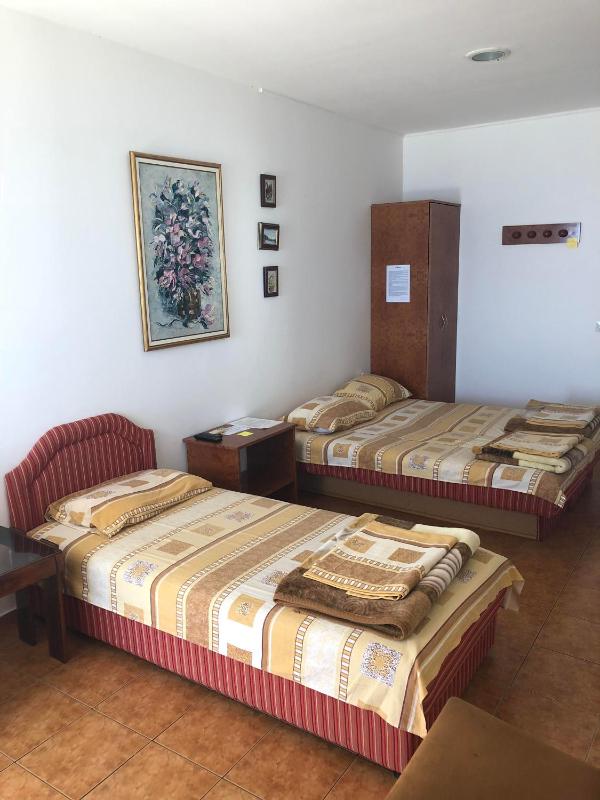 Standard Triple Room with Sea View image 4