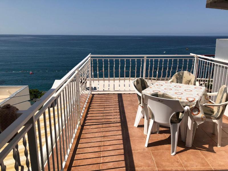 Standard Triple Room with Sea View image 1