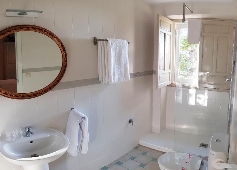 Standard Triple Room image 3