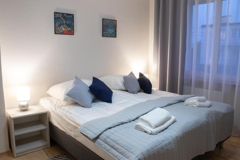 Deluxe Double Room with Balcony image 3