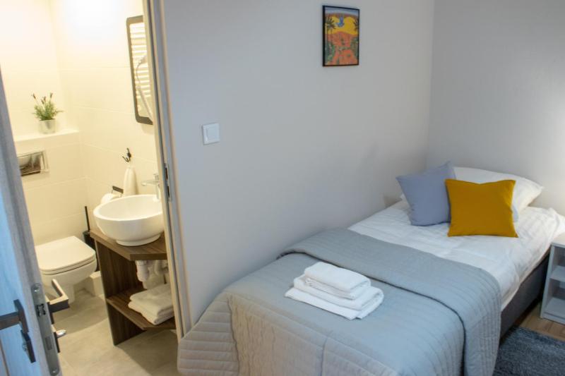 Deluxe Double Room with Shower image 4