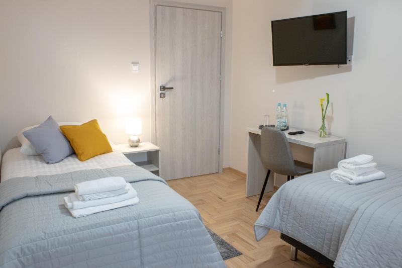 Deluxe Double Room with Shower image 3