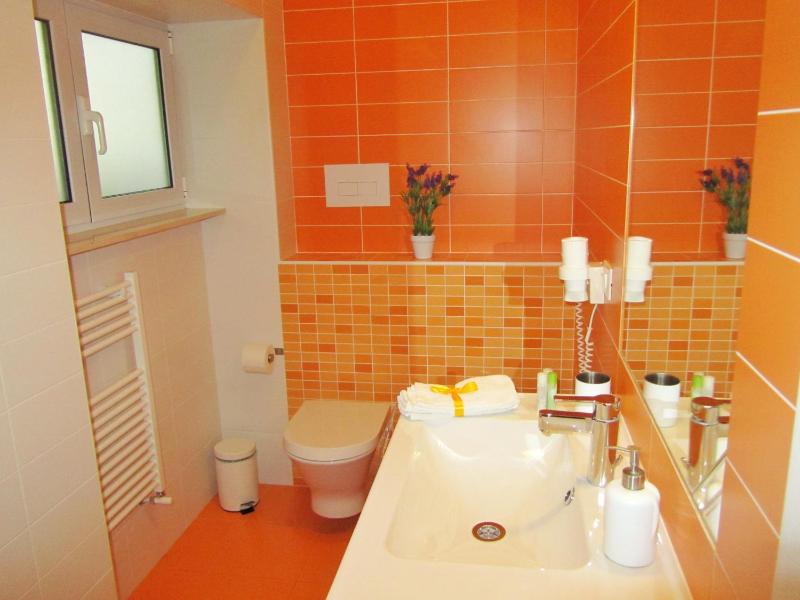 Single Room with Shared Bathroom image 4