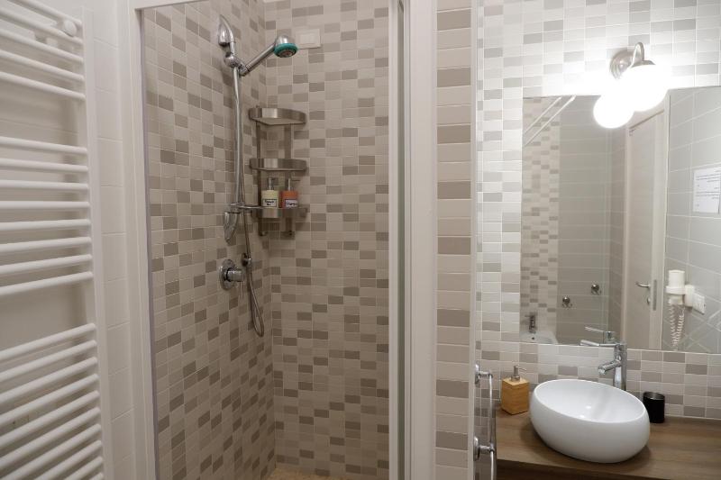 Deluxe Double Room with Balcony image 4