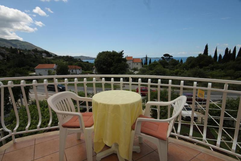 Triple Room with Balcony and Sea View image 2