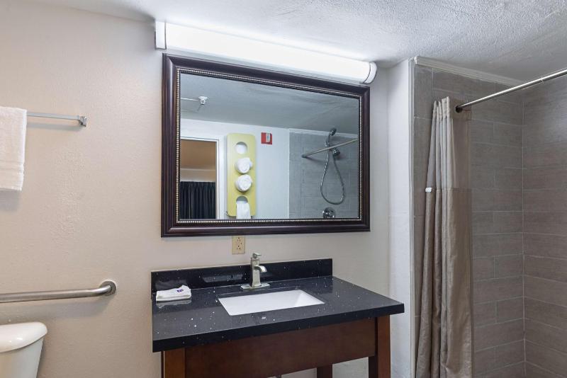Deluxe Queen Room with Two Queen Beds - Non-Smoking image 4