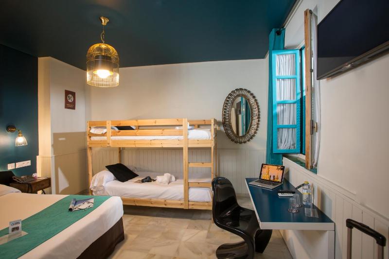 Classic Family Room (2 Adults + 1 child) image 3