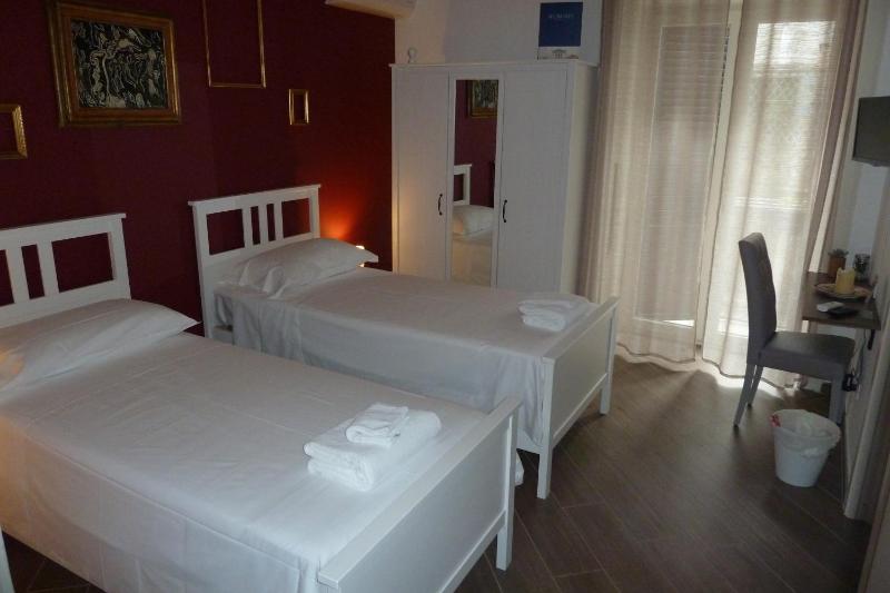 Deluxe Twin Room image 2