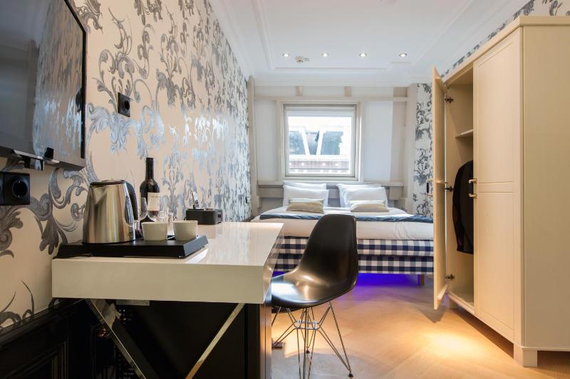 Amsterdam Canal Hotel - image 14