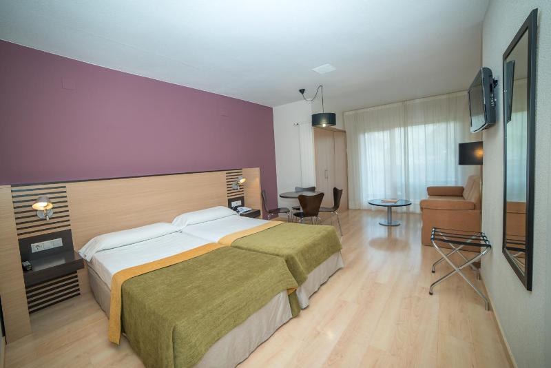 Twin Room with Kitchenette image 2