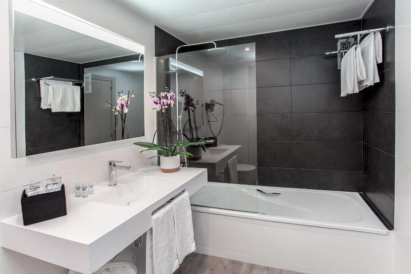 Premium Double or Twin Room image 3