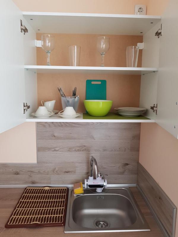 Single Room with Shared Bathroom image 3
