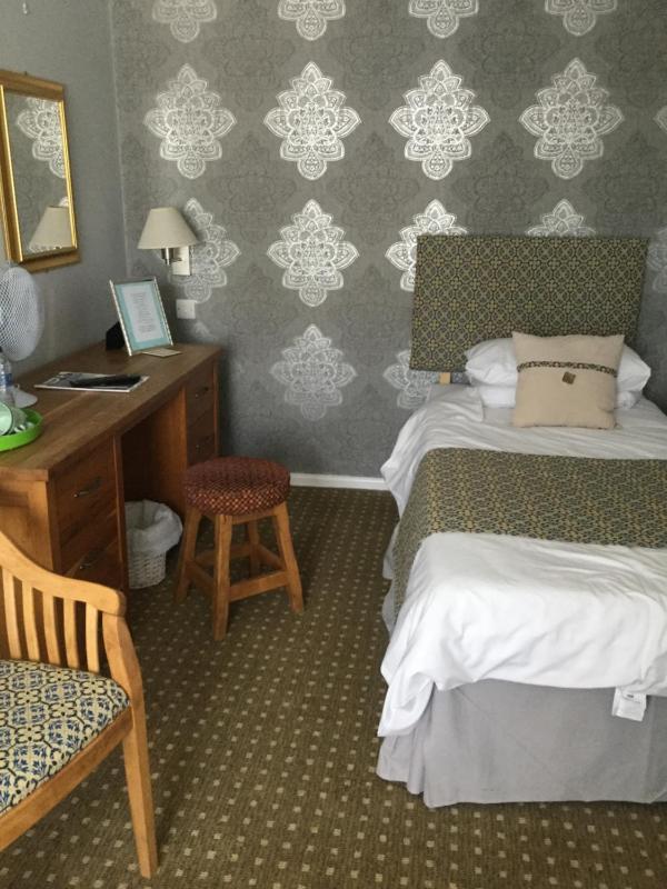 Twin Room with Bath image 4