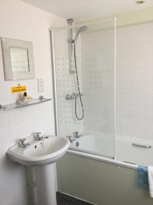 Twin Room with Bath image 3