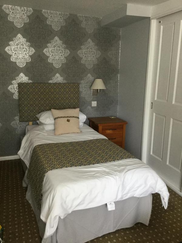 Twin Room with Bath image 2