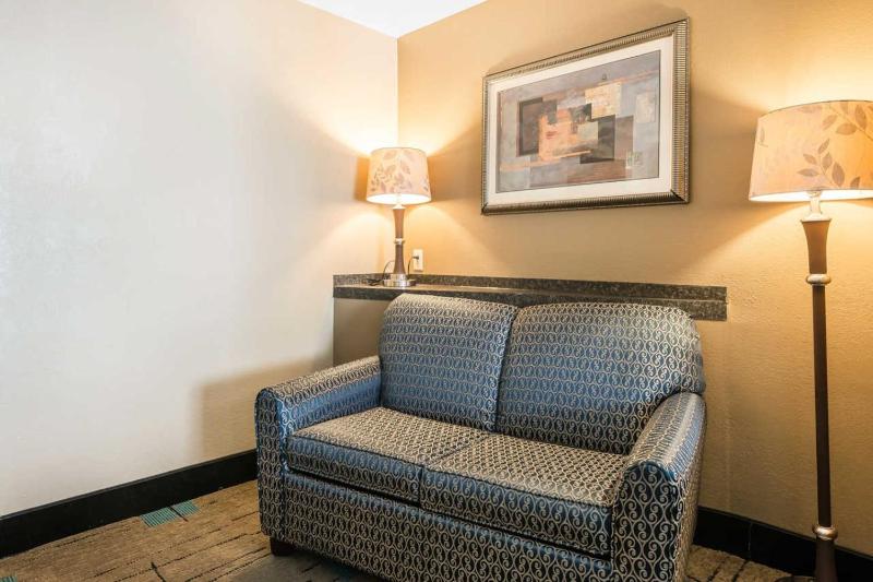 Queen Suite image 2
