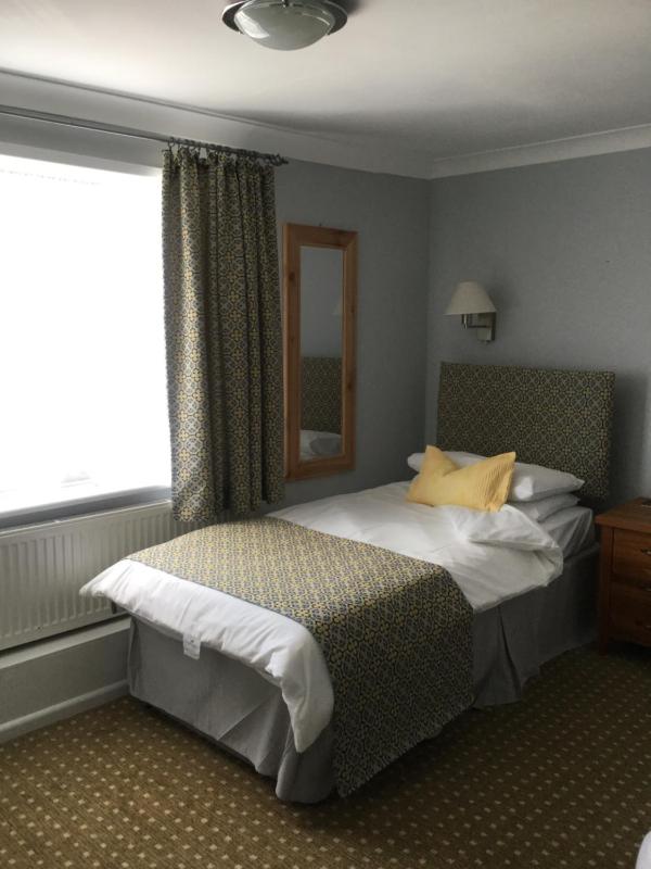 Twin Room with Bath image 1