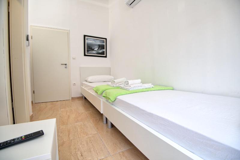 Twin Room with Balcony image 4