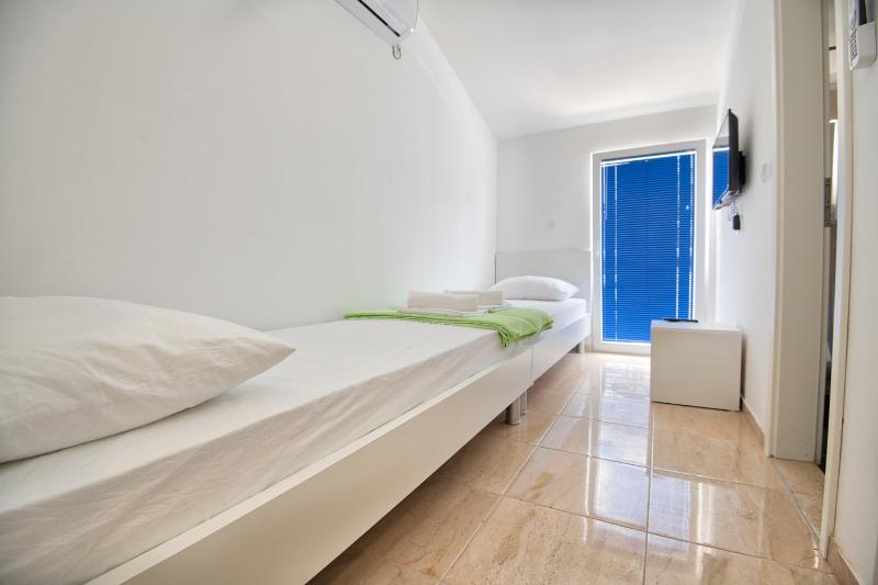 Twin Room with Balcony image 2
