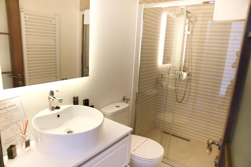Double Room with Private Bathroom image 2