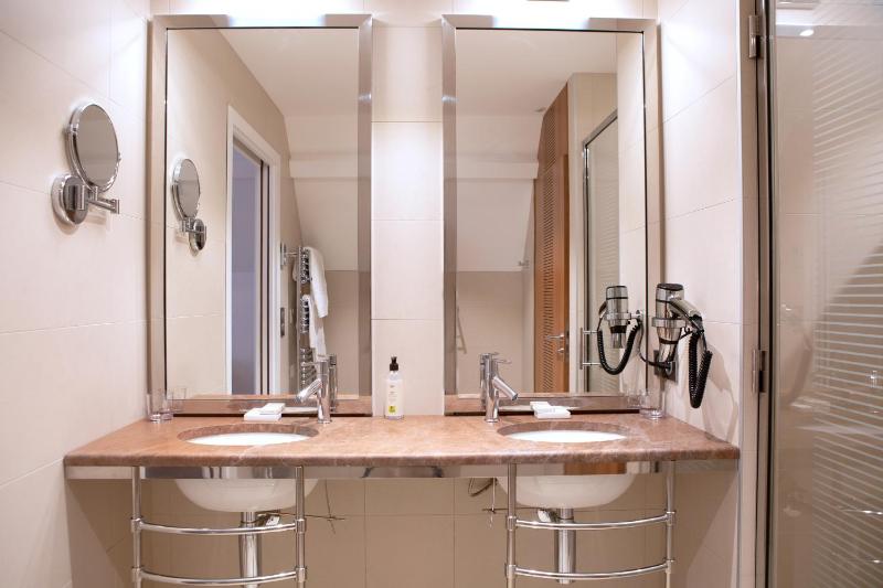 Superior Double Room image 3