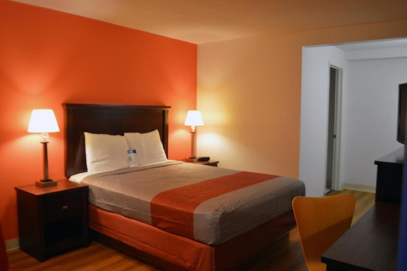 Queen Room - Disability Access - Non-Smoking image 2