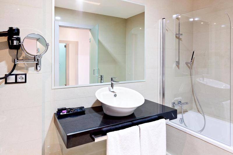 Double Room with Lagoon View and Spa Access image 4