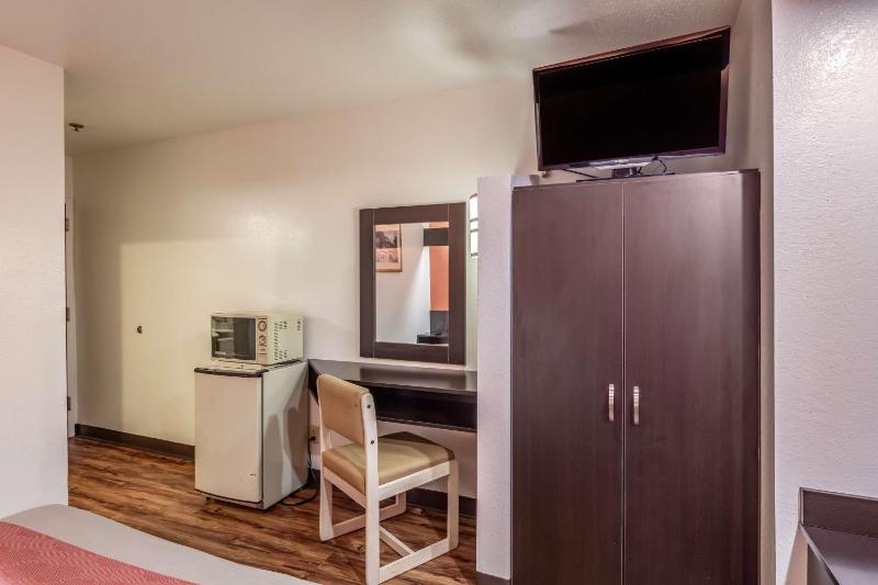 Queen Room - Disability Access image 2
