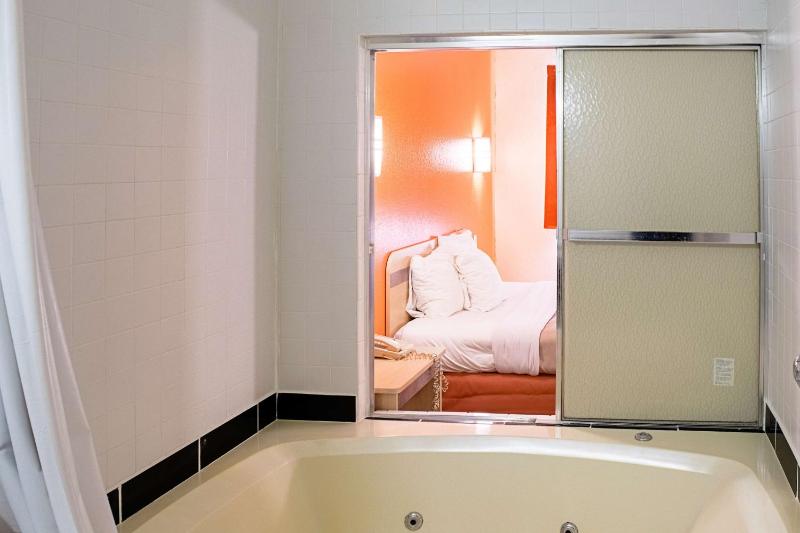 Queen Suite with Spa Bath - Non-Smoking image 2