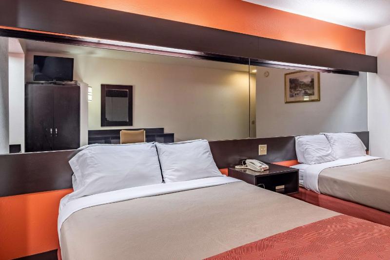 Queen Room with Two Queen Beds - Non-Smoking image 2
