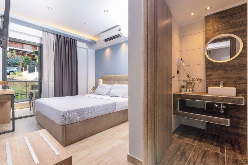 Family Suite with Balcony image 1