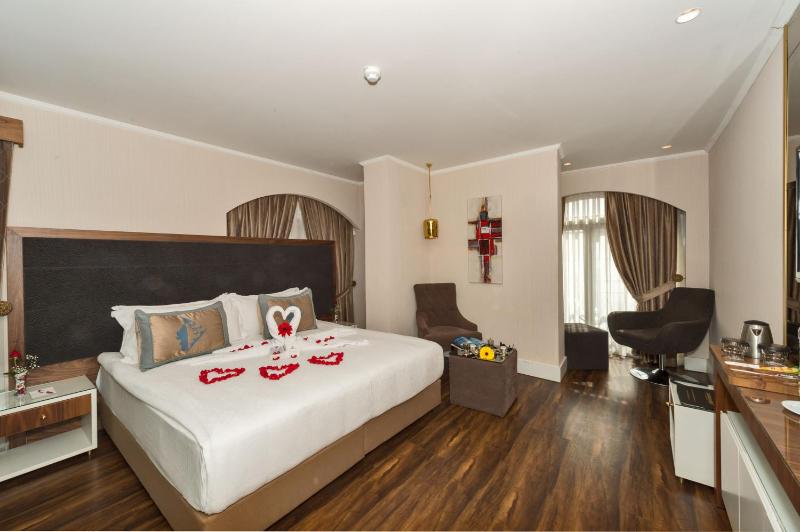 Double or Twin Room with Extra Bed image 3