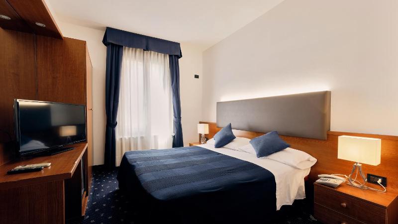 Double or Twin Room image 2