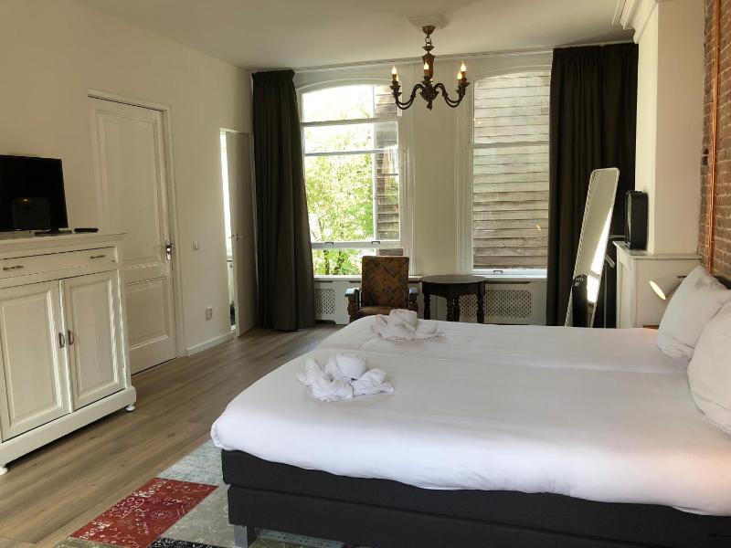 Deluxe Twin Room image 2