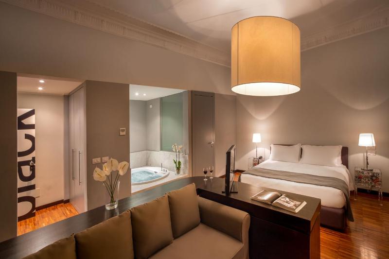 Suite with Spa Bath image 3
