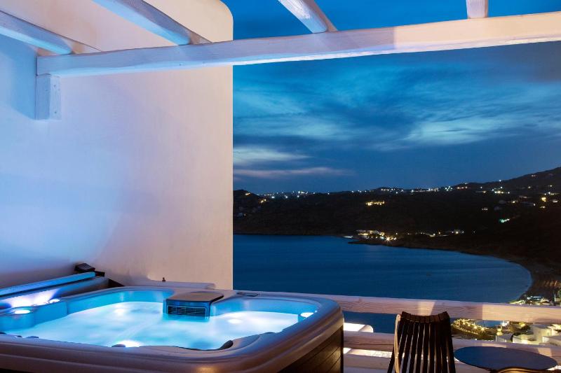 Temptation sea view room with outdoor jacuzzi image 3