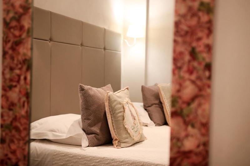 Twin Room with City View image 4