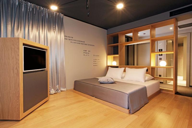 Classic Double or Twin Room with Balcony image 2