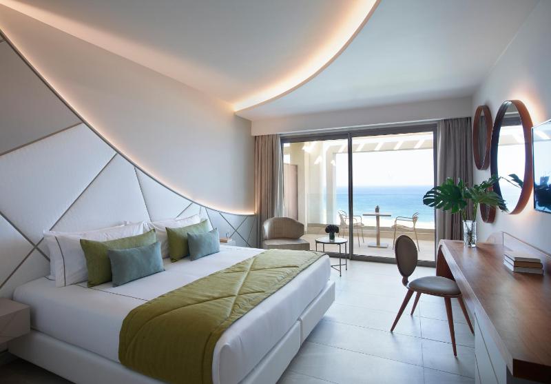 Deluxe Double Room with Sea View image 2